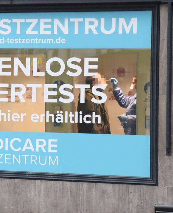 Blick auf das Schaufenster eines Medicare-Testzentrums.