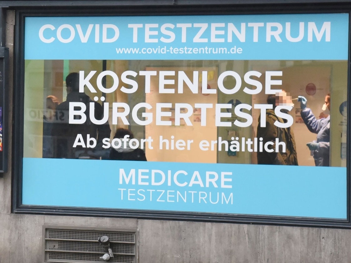 Blick auf das Schaufenster eines Medicare-Testzentrums mit Werbung für den mittlerweile wieder kostenlosen Bürgertest