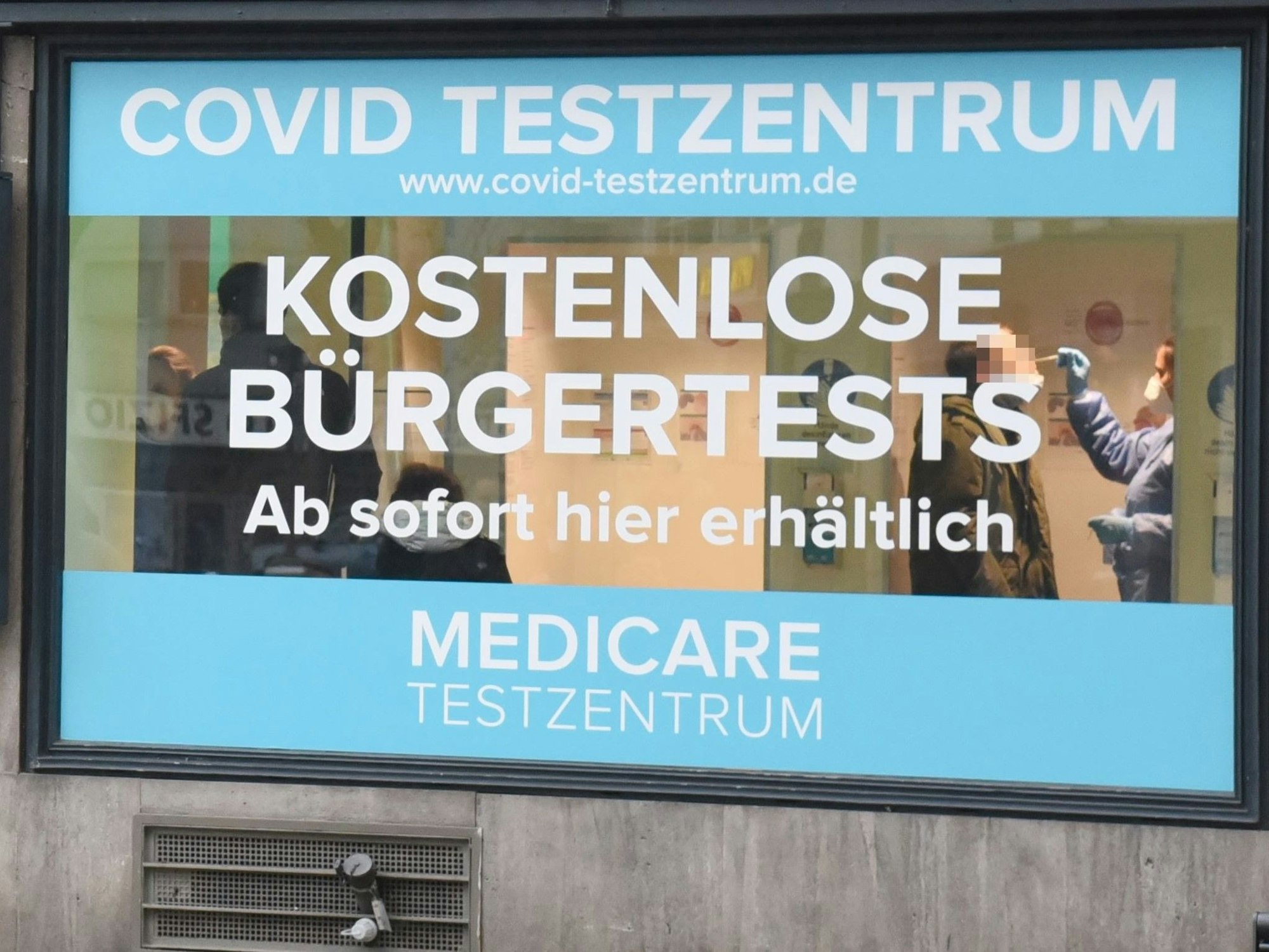 Blick auf das Schaufenster eines Medicare-Testzentrums.