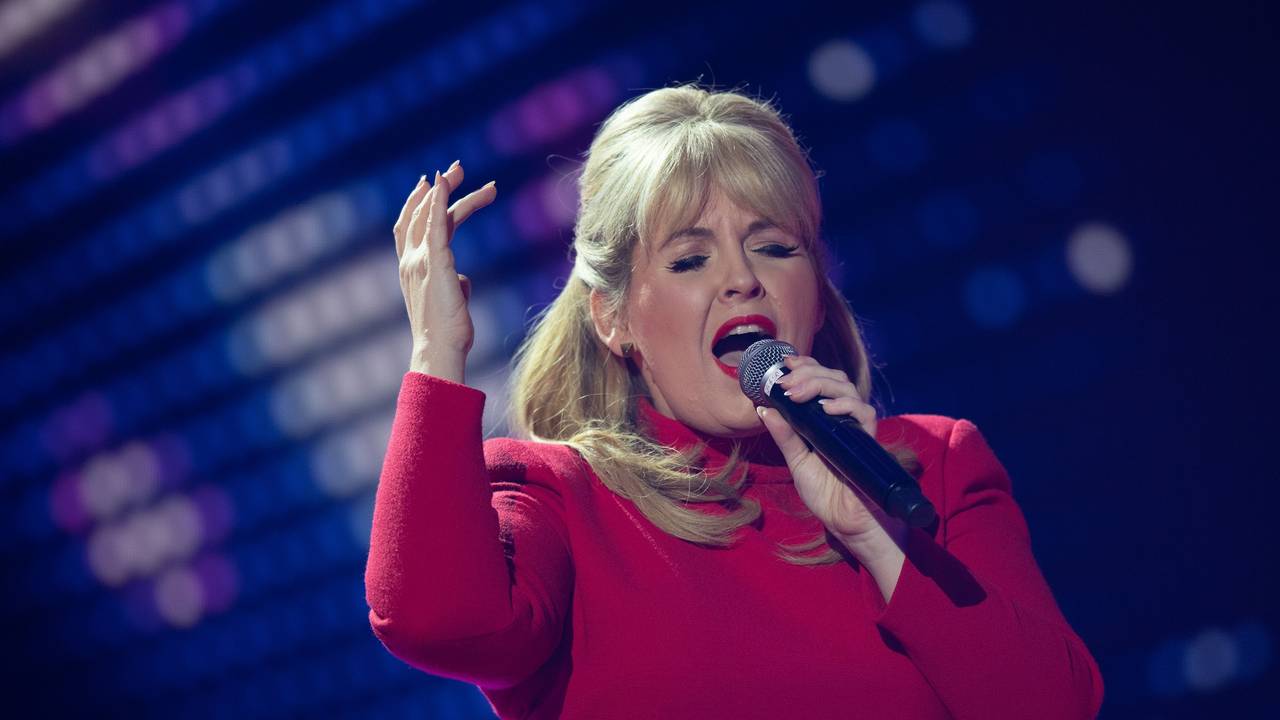 Die irisch-amerikanische Sängerin Maite Kelly steht während der José Carreras Gala in Leipzig auf der Bühne. Die Sendung wird live im MDR übertragen. Internationale und nationale Stars treten für den Kampf gegen Leukämie und andere Blut- und Knochenmarkserkrankungen auf.