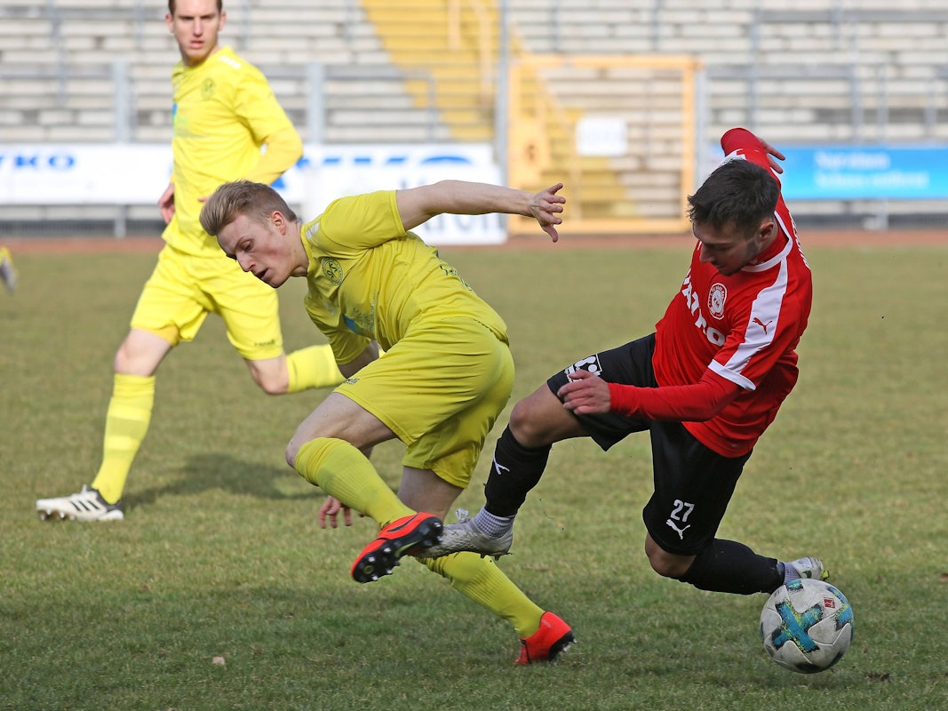 Jasper Löffelsend im Zweikampf gegen John-Anton Buceto.