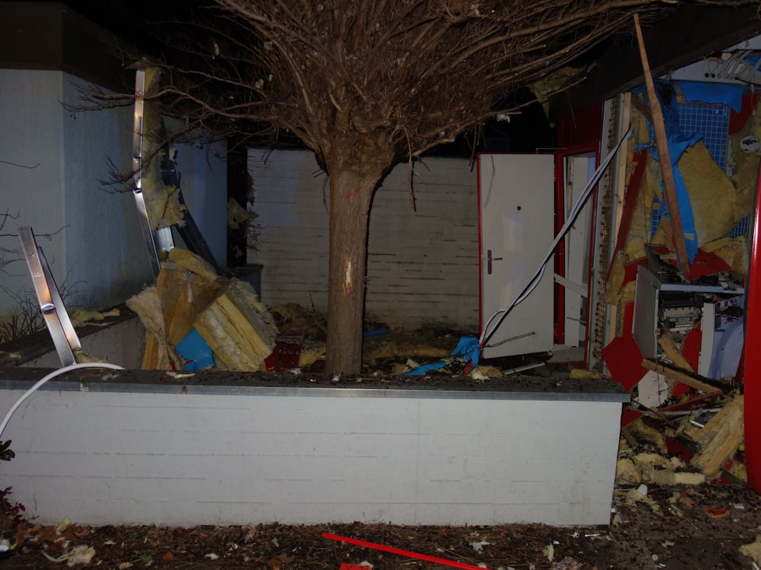 Trümmer liegen rund um ein zerstörtes Selbstbedienungshäuschen