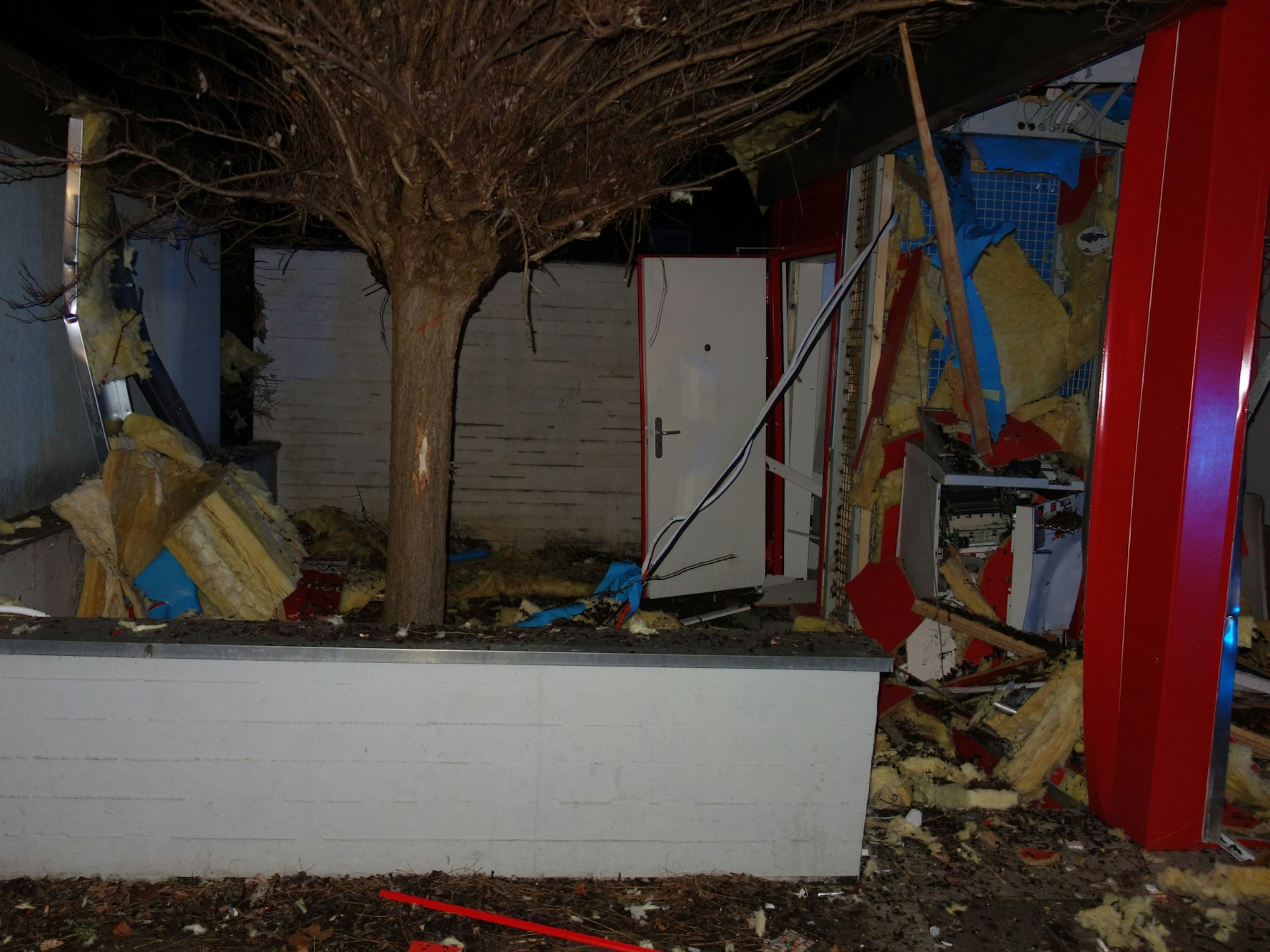 Trümmer liegen rund um ein zerstörtes Selbstbedienungshäuschen