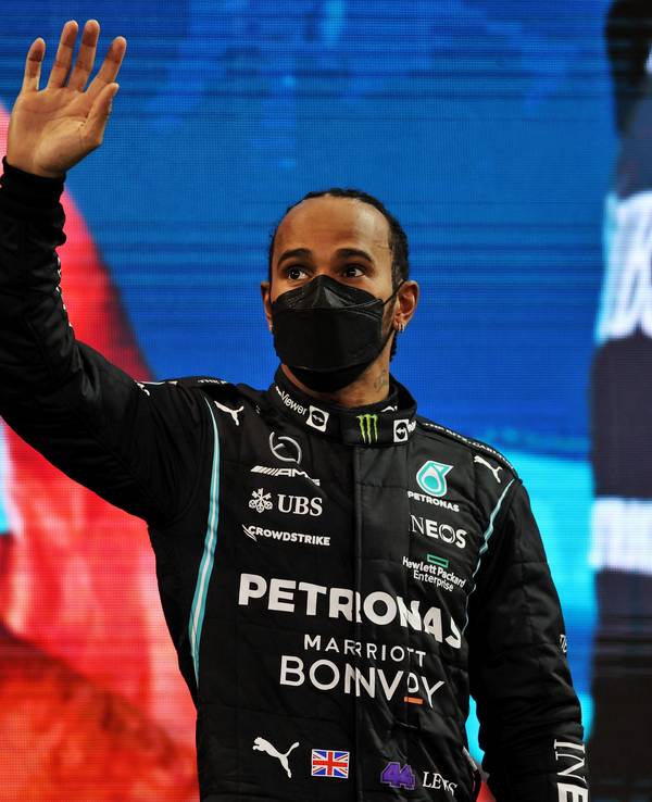 Der britische Formel-1-Pilot Lewis Hamilton auf dem Yas Marina Circuit nach seinem zweiten Platz beim Großen Preis von Abu Dhabi und im WM-Klassement