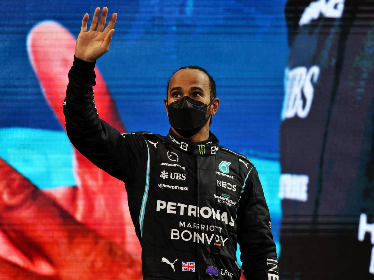 Der britische Formel-1-Pilot Lewis Hamilton auf dem Yas Marina Circuit nach seinem zweiten Platz beim Großen Preis von Abu Dhabi und im WM-Klassement