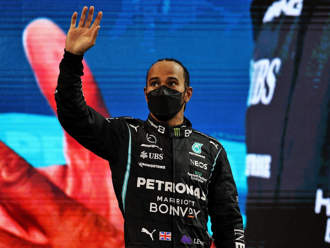 Der britische Formel-1-Pilot Lewis Hamilton auf dem Yas Marina Circuit nach seinem zweiten Platz beim Großen Preis von Abu Dhabi und im WM-Klassement