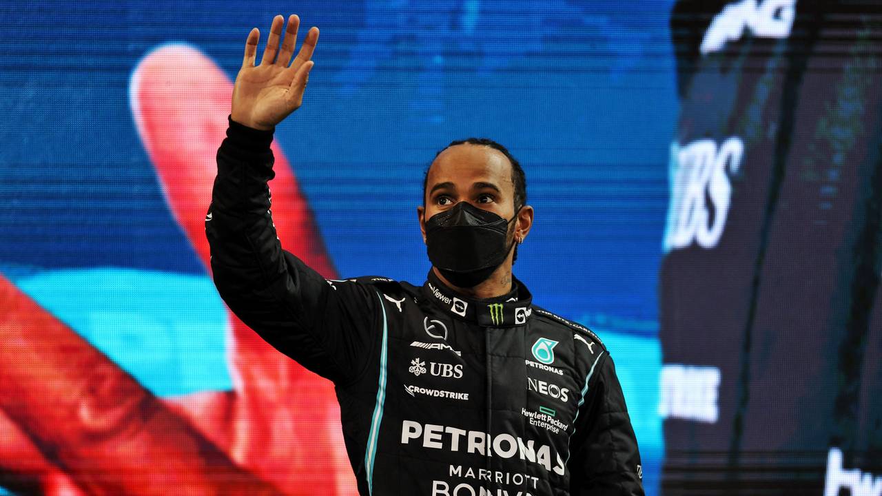 Der britische Formel-1-Pilot Lewis Hamilton auf dem Yas Marina Circuit nach seinem zweiten Platz beim Großen Preis von Abu Dhabi und im WM-Klassement