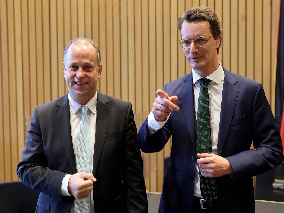 Hendrik Wüst (r, CDU), spricht in der FDP-Fraktion mit Joachim Stamp, Fraktionsvorsitzender der FDP im Landtag.