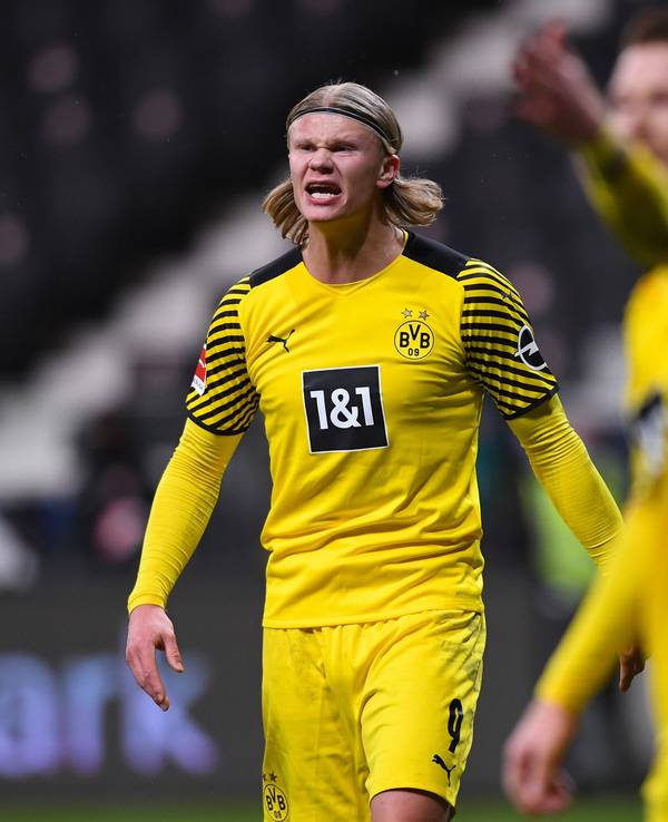 Erling Haaland wütend in eine Richtung.