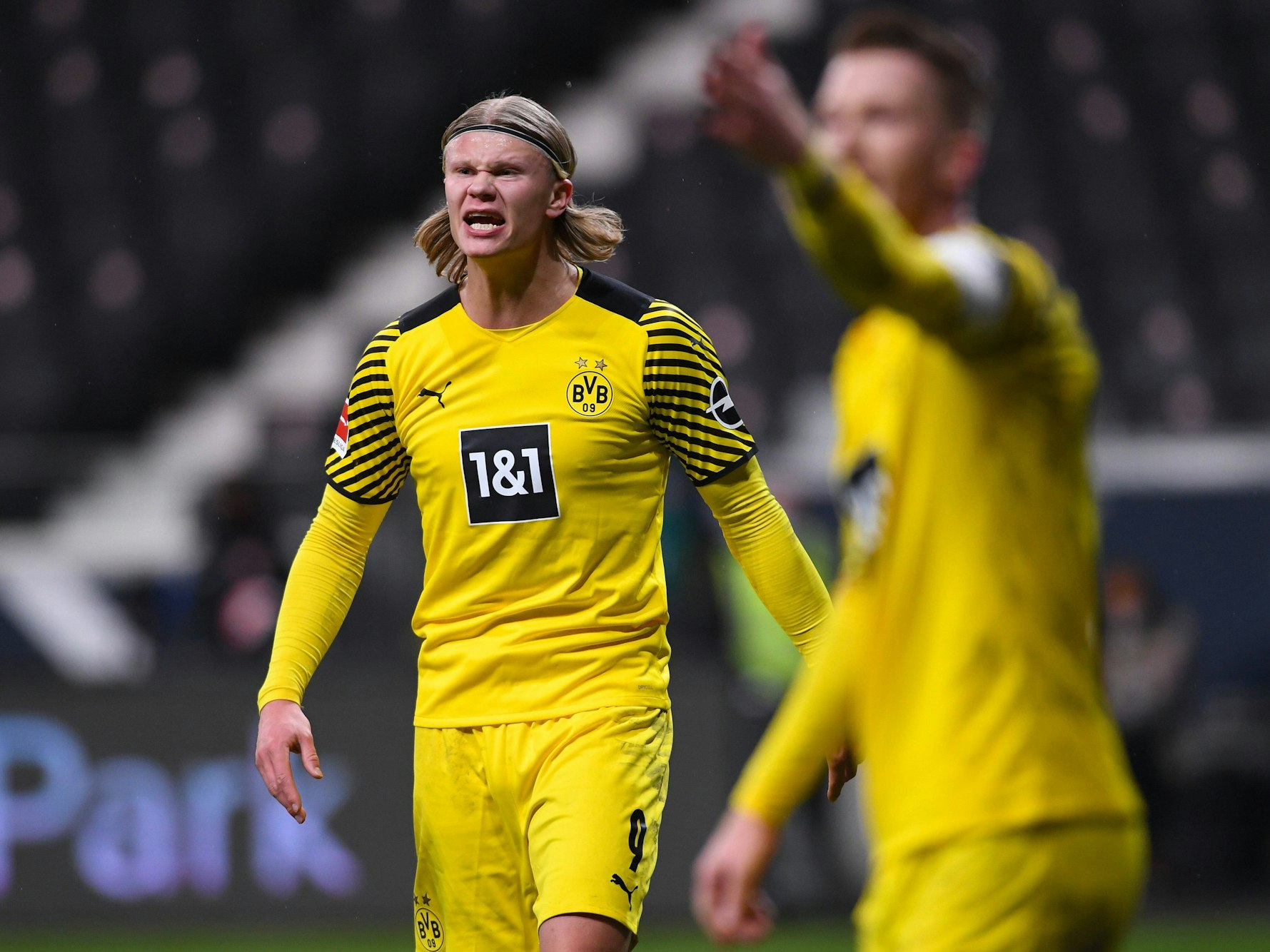 Erling Haaland wütend in eine Richtung.