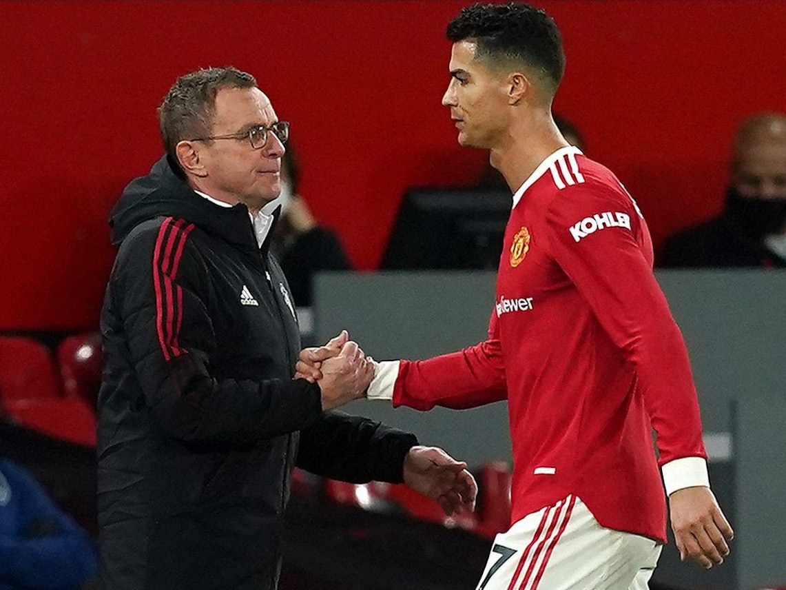 Cristiano Ronaldo (R) von Manchester United schüttelt Manager Ralf Rangnick die Hand, nachdem er während des Fußballspiels der englischen Premier League zwischen Manchester United und Burnley im Old Trafford ausgewechselt wurde.