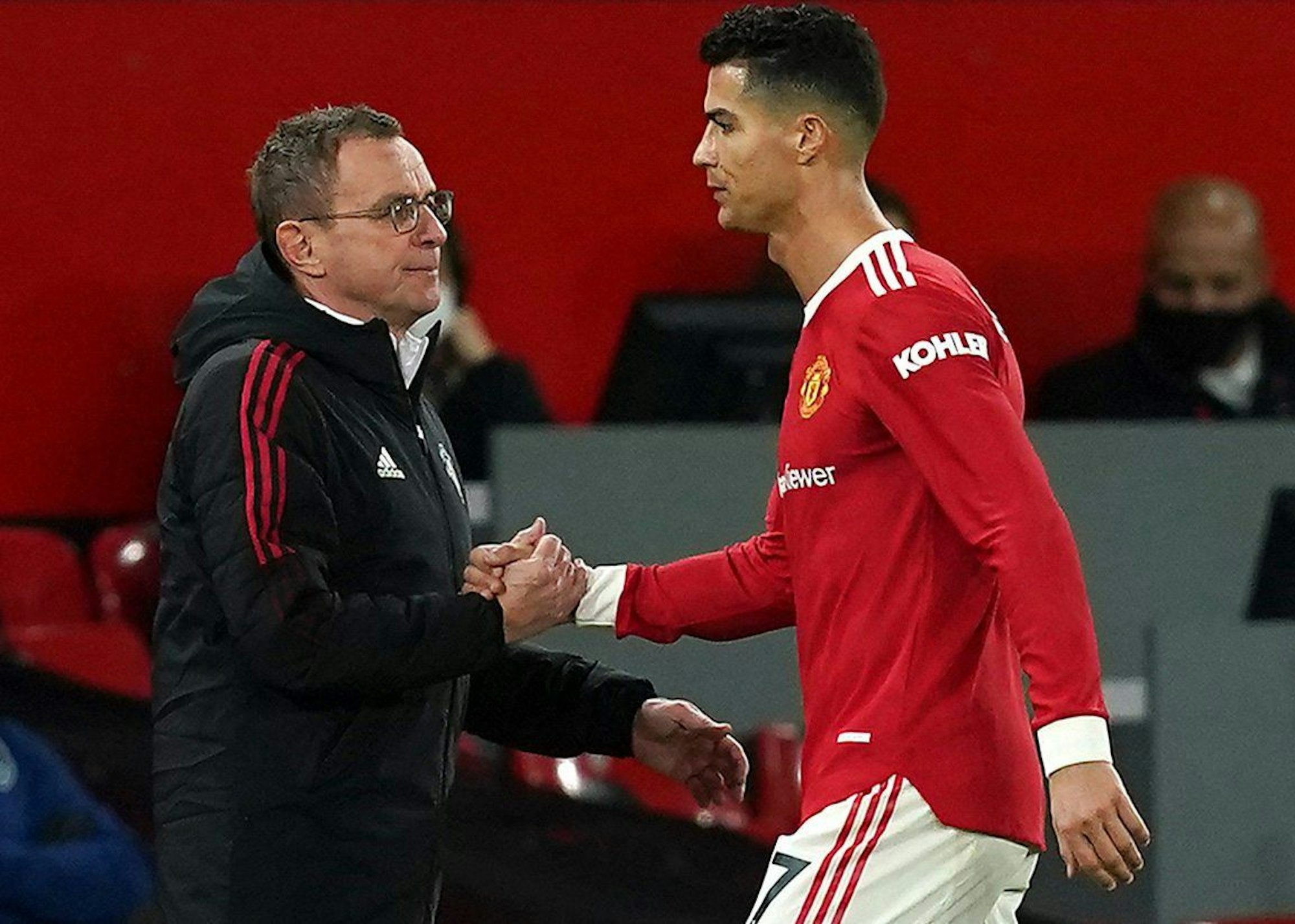 Cristiano Ronaldo (R) von Manchester United schüttelt Manager Ralf Rangnick die Hand, nachdem er während des Fußballspiels der englischen Premier League zwischen Manchester United und Burnley im Old Trafford ausgewechselt wurde.