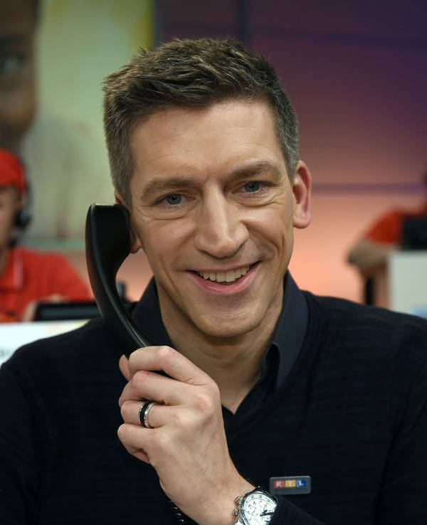 Der Moderator Steffen Hallaschka sitzt am 23.11.2017 beim RTL Spendenmarathon in Hürth (Nordrhein-Westfalen) im Studio.