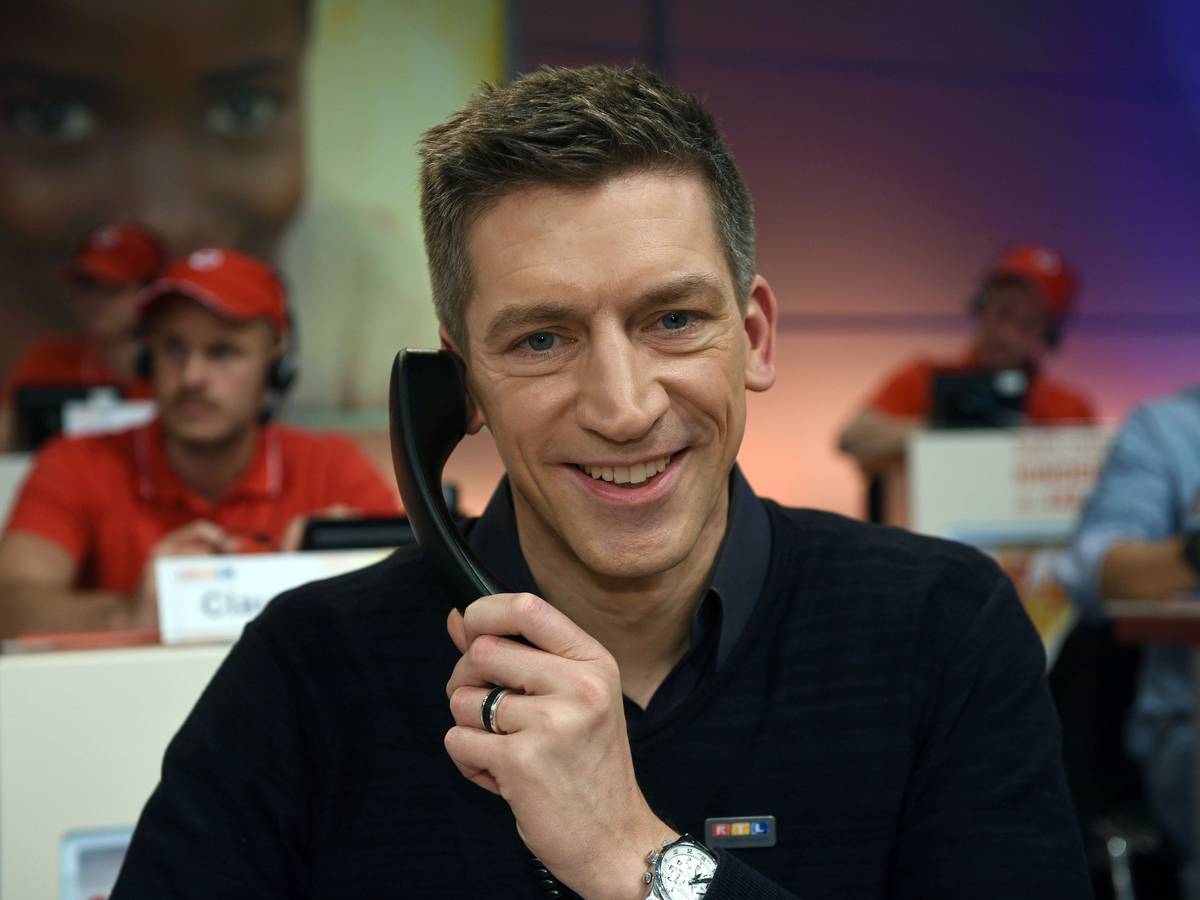 Der Moderator Steffen Hallaschka sitzt am 23.11.2017 beim RTL Spendenmarathon in Hürth (Nordrhein-Westfalen) im Studio.