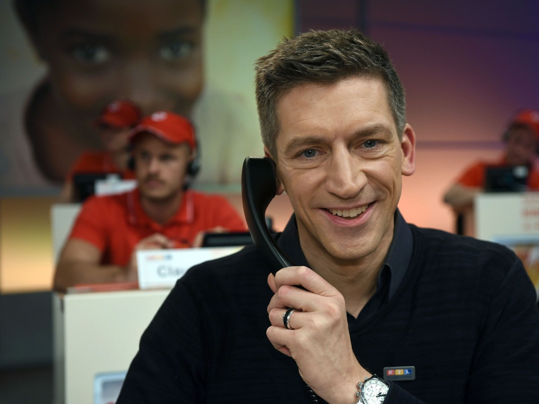 Der Moderator Steffen Hallaschka sitzt am 23.11.2017 beim RTL Spendenmarathon in Hürth (Nordrhein-Westfalen) im Studio.