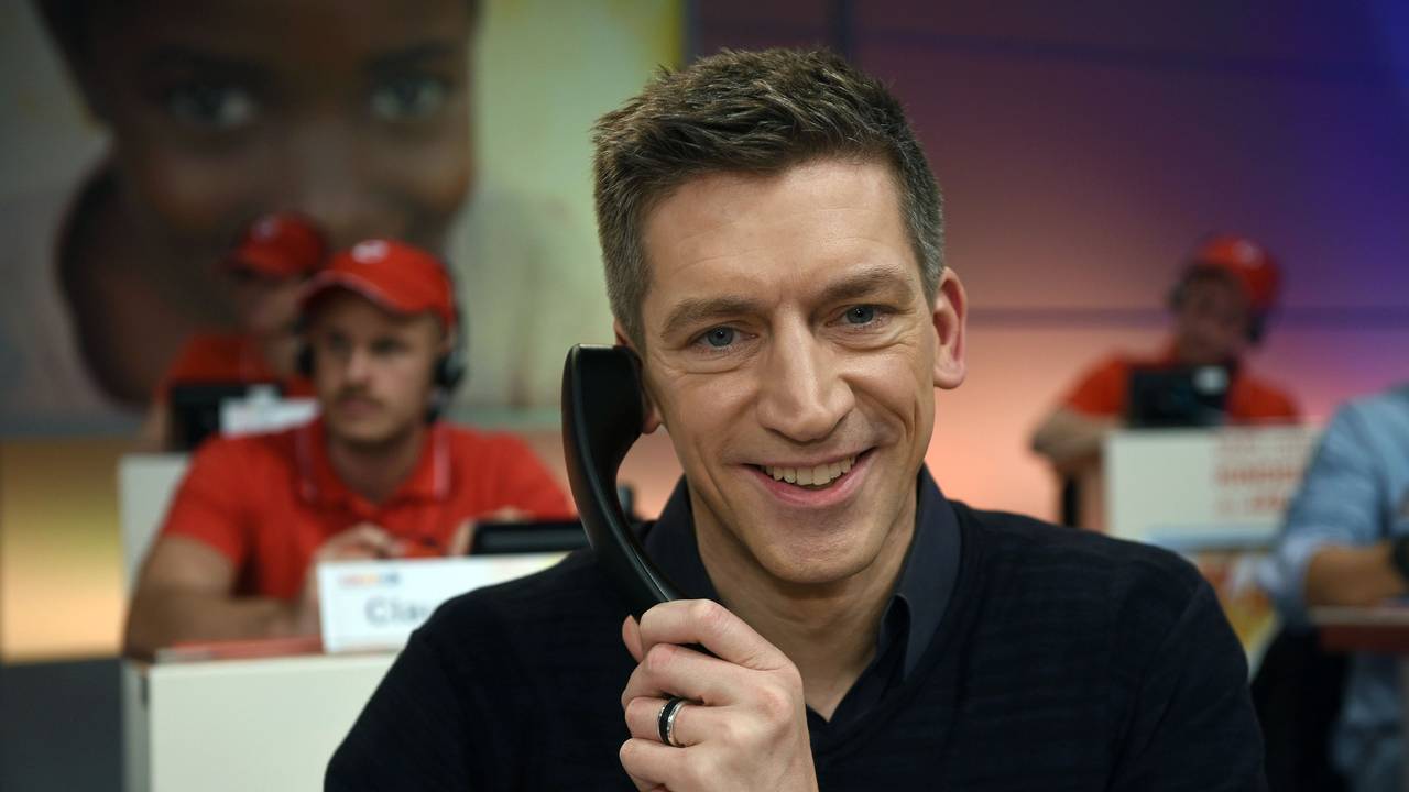 Der Moderator Steffen Hallaschka sitzt am 23.11.2017 beim RTL Spendenmarathon in Hürth (Nordrhein-Westfalen) im Studio.