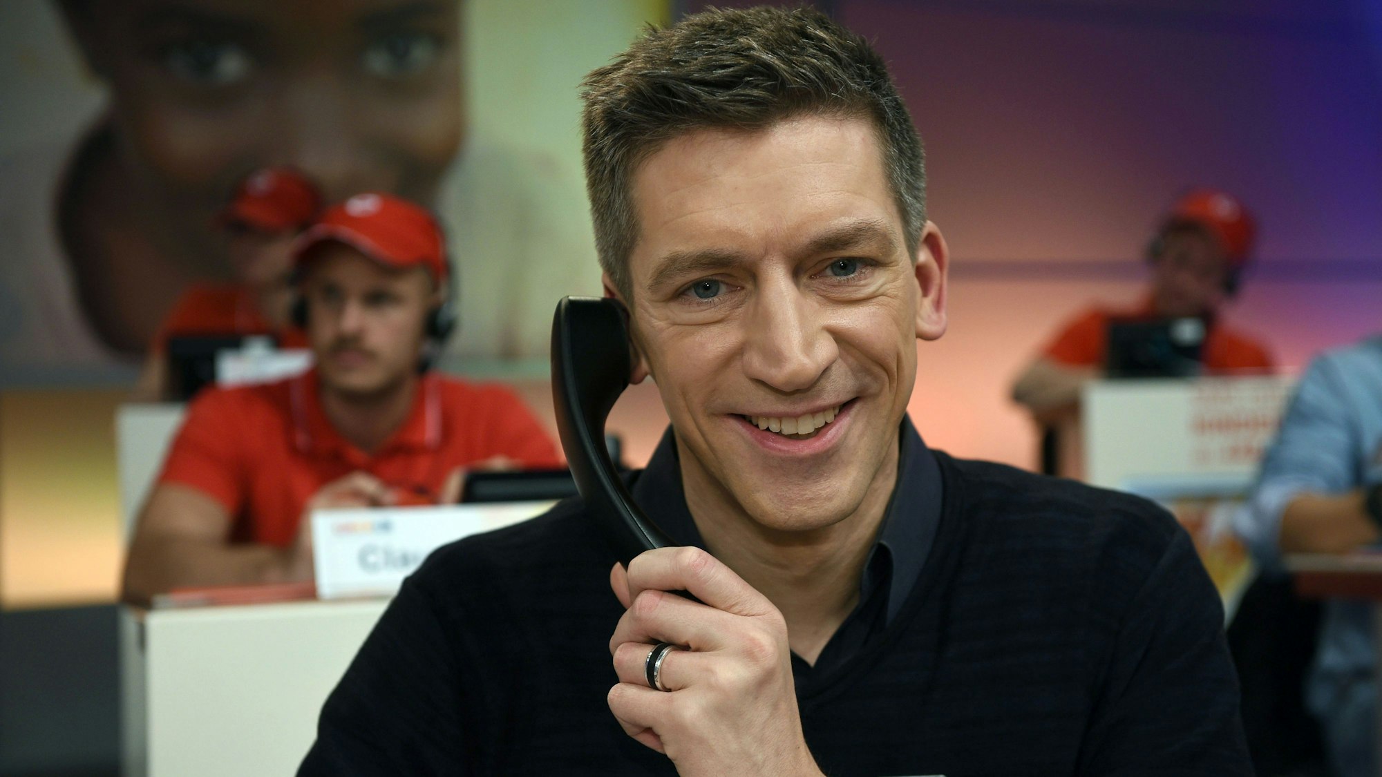 Der Moderator Steffen Hallaschka sitzt am 23.11.2017 beim RTL Spendenmarathon in Hürth (Nordrhein-Westfalen) im Studio.