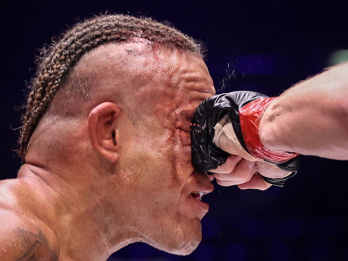 Leonardo Guimaraes wird beim MMA-Kampf im Gesicht getroffen.