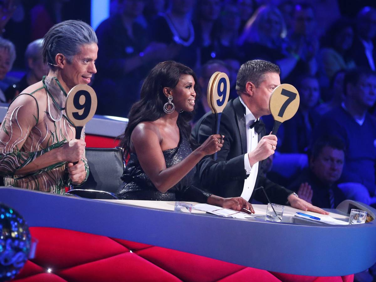 Die Jurymitglieder Jorge Gonzalez (l-r), Motsi Mabuse und Joachim Llambi zeigen am 17.03.2017 im Coloneum in Köln (Nordrhein-Westfalen) in der RTL-Tanzshow „Let's Dance“ die Punkte.