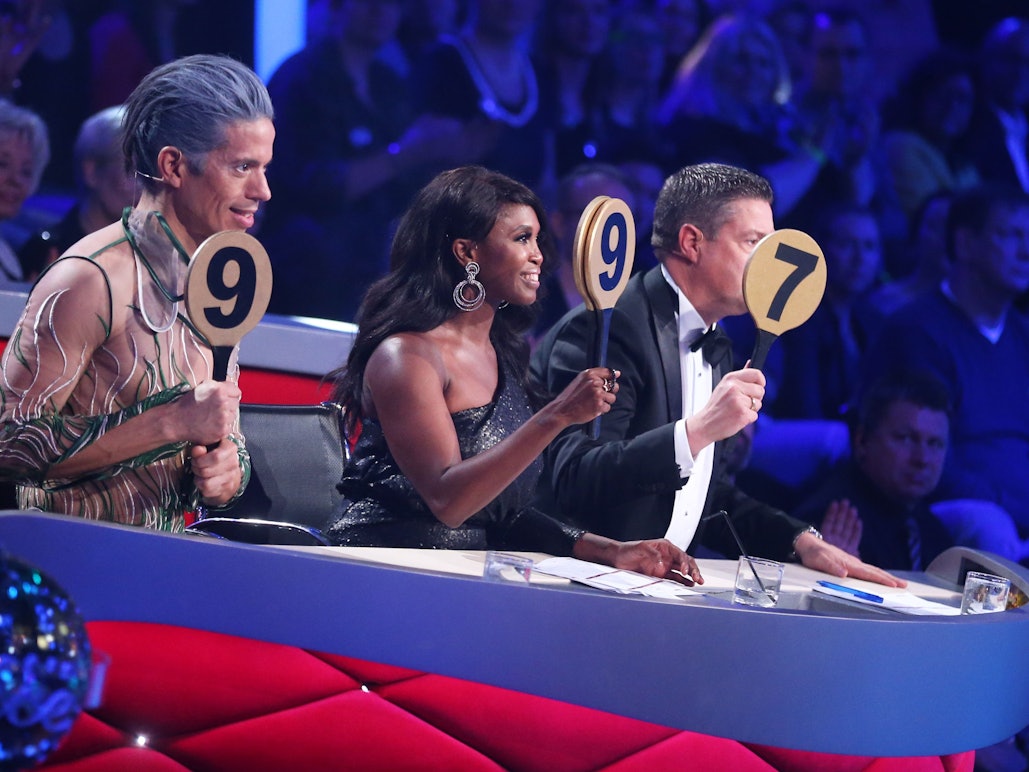 Die Jurymitglieder Jorge Gonzalez (l-r), Motsi Mabuse und Joachim Llambi zeigen am 17.03.2017 im Coloneum in Köln (Nordrhein-Westfalen) in der RTL-Tanzshow „Let's Dance“ die Punkte.