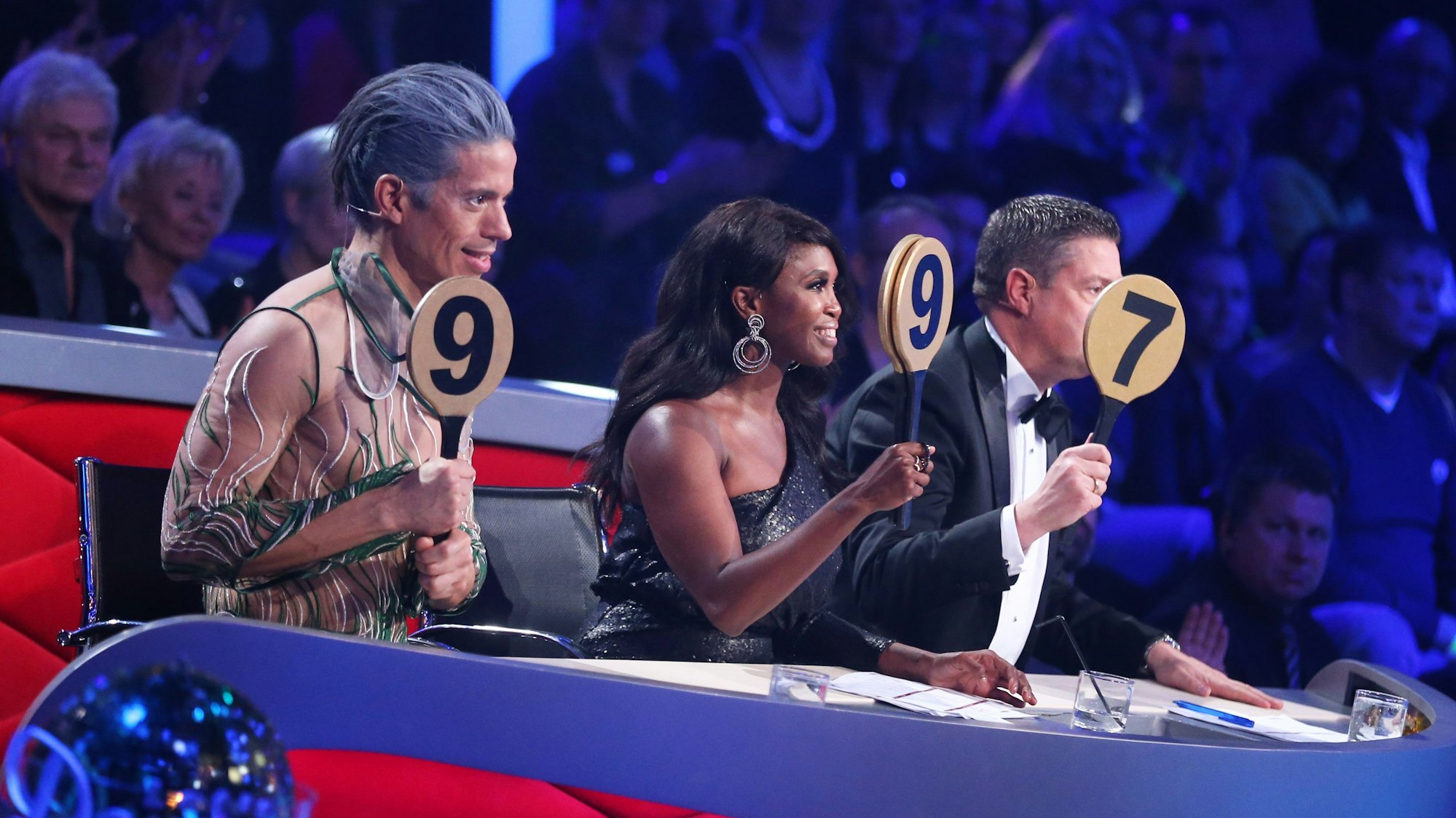 Die Jurymitglieder Jorge Gonzalez (l-r), Motsi Mabuse und Joachim Llambi zeigen am 17.03.2017 im Coloneum in Köln (Nordrhein-Westfalen) in der RTL-Tanzshow „Let's Dance“ die Punkte.