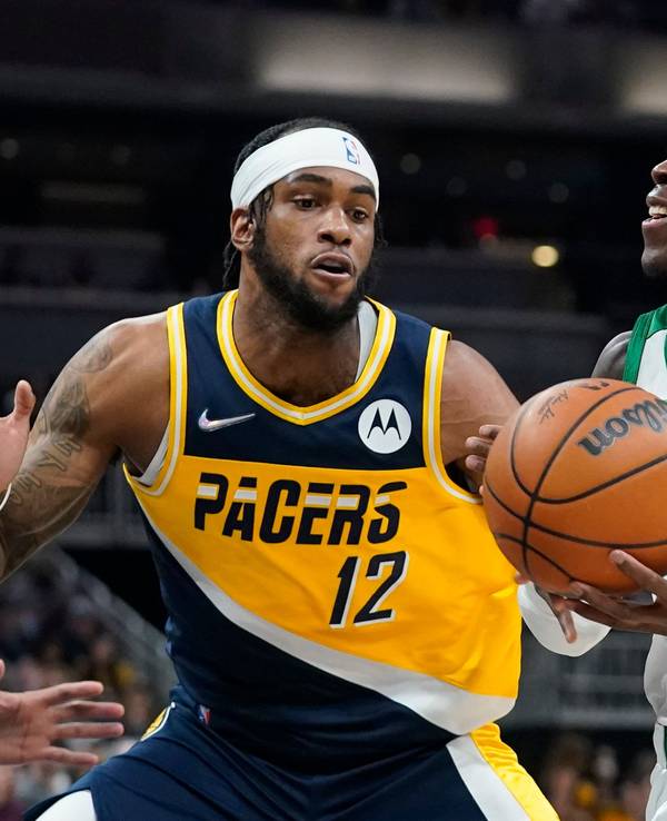 Boston Celtics-Guard Dennis Schröder geht zum Korb gegen Indiana Pacers-Forward Oshae Brissett während der zweiten Hälfte.