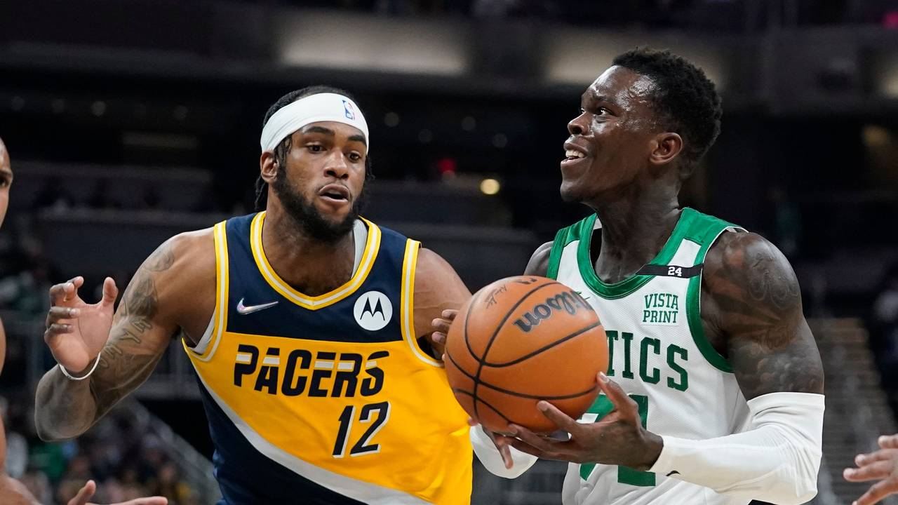 Boston Celtics-Guard Dennis Schröder geht zum Korb gegen Indiana Pacers-Forward Oshae Brissett während der zweiten Hälfte.