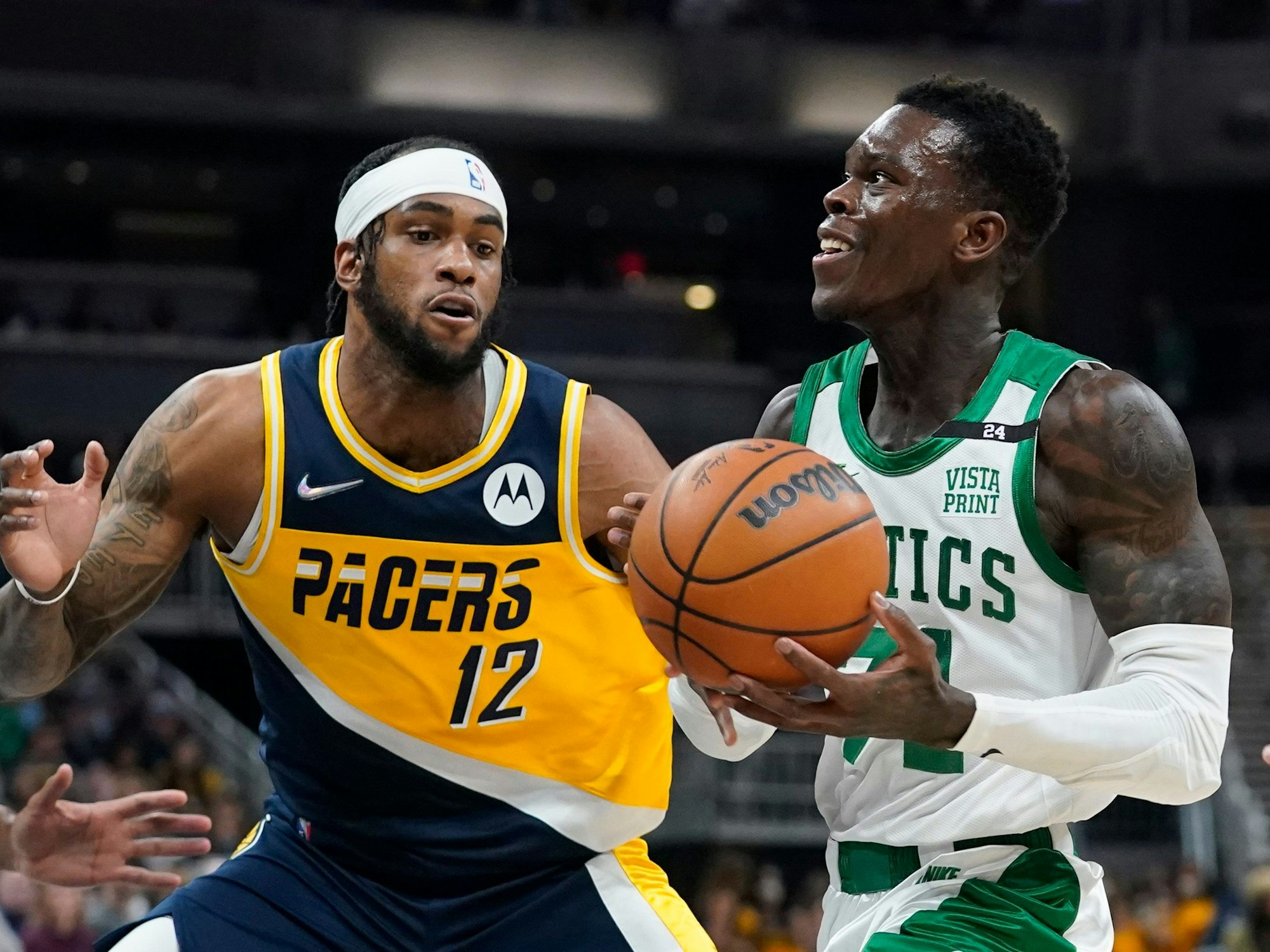 Boston Celtics-Guard Dennis Schröder geht zum Korb gegen Indiana Pacers-Forward Oshae Brissett während der zweiten Hälfte.