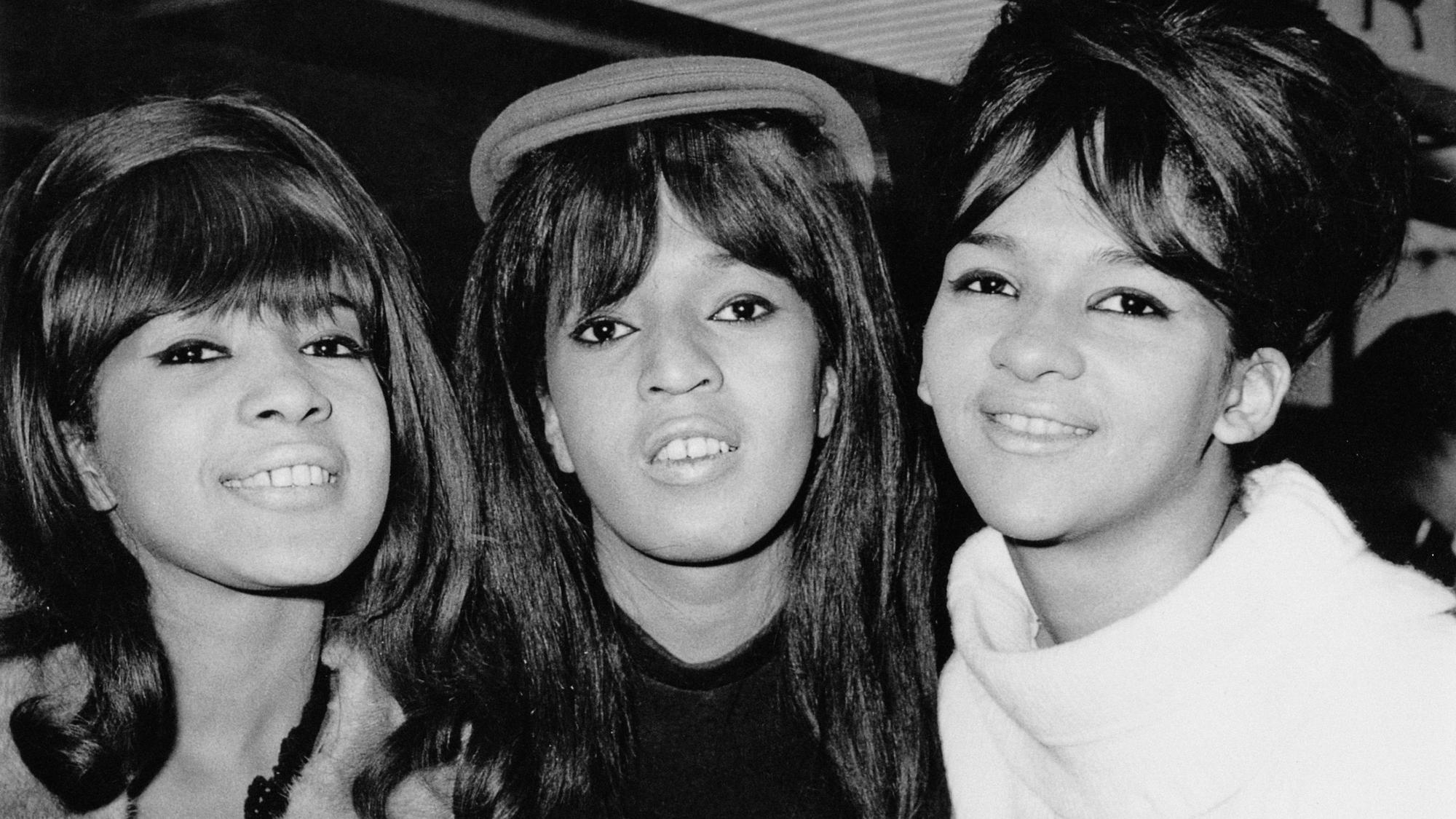 Die Ronettes: Veronica Bennett (später Ronnie Spector), Nedra Talley und Estelle Bennett.