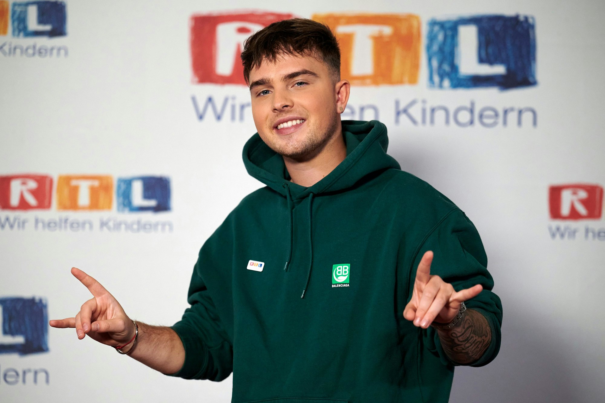 Der Sänger Mike Singer steht im Jahr 2020 beim 25. RTL Spendenmarathon vor einer Fotowand.