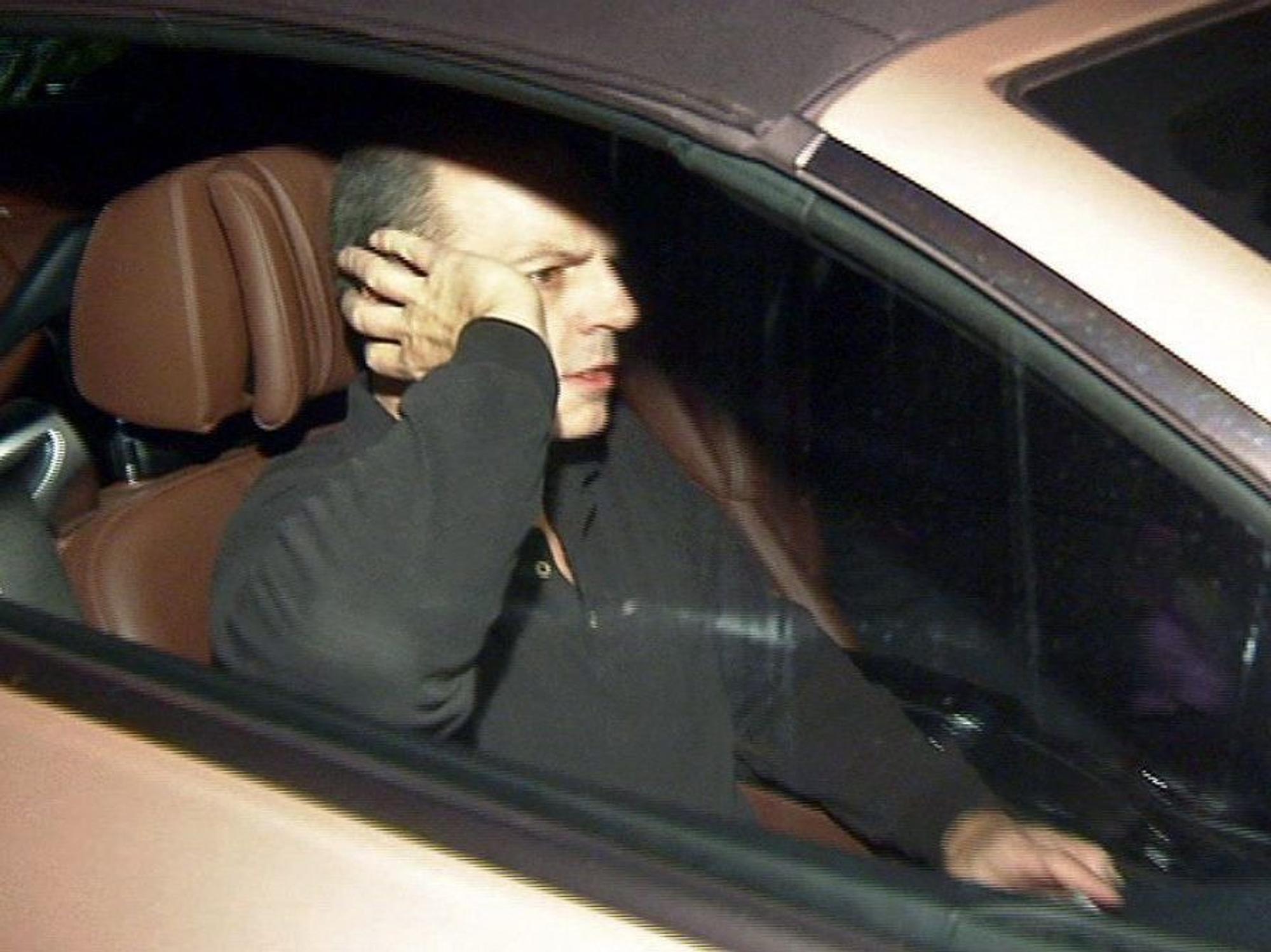 Thomas Drach sitzt in einem Auto.