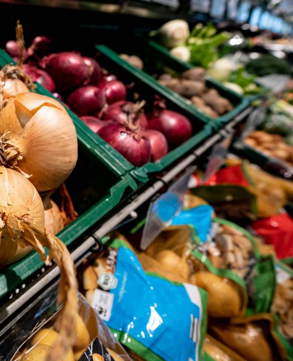 Zwiebeln liegen an der Gemüsetheke in einem Supermarkt. Das Statistische Bundesamt gibt am 29.06.2021 die Inflationsrate für Juni 2021 bekannt. +++ dpa-Bildfunk +++