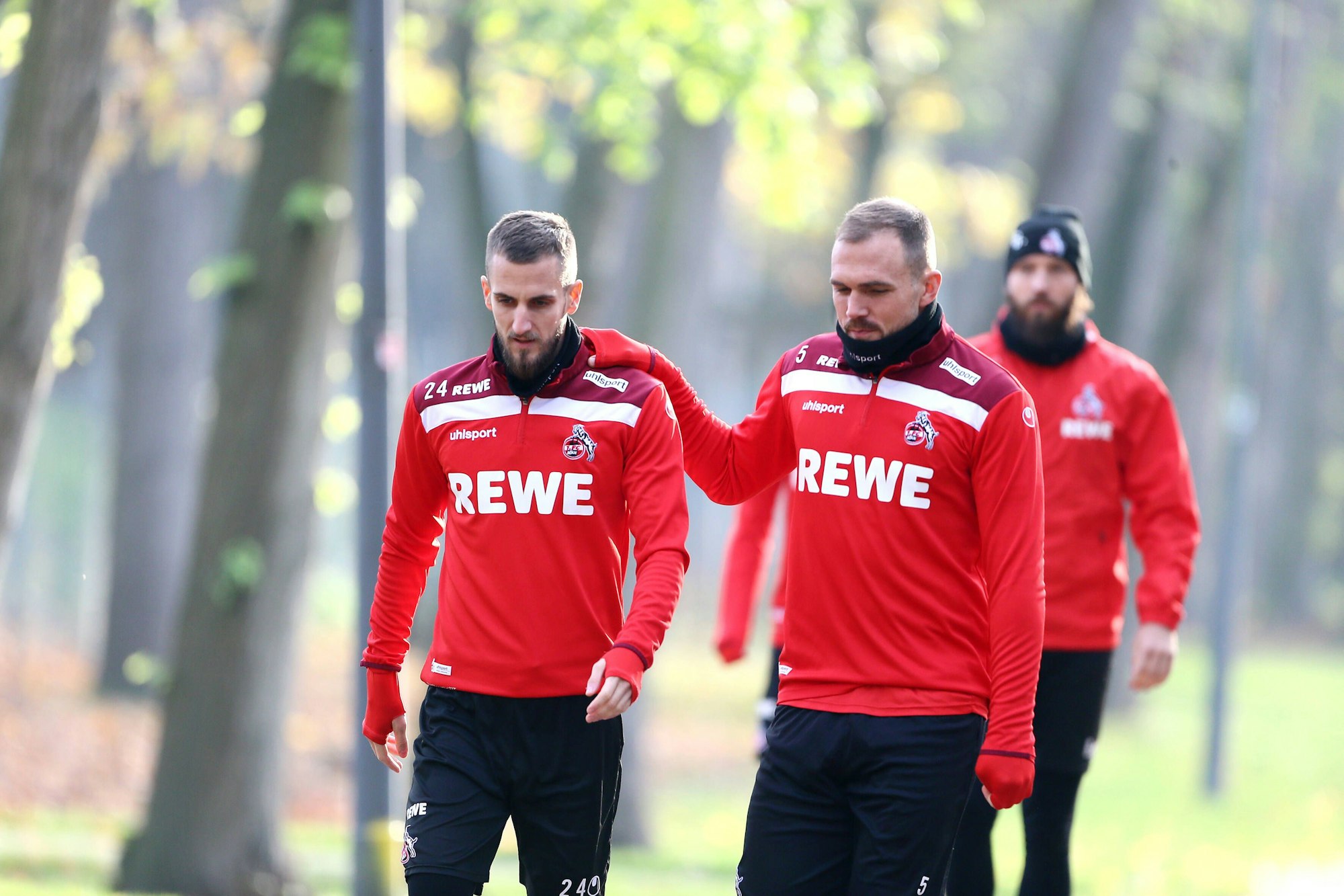 Rafael Czichos legt Dominick Drexler eine Hand auf die Schulter.