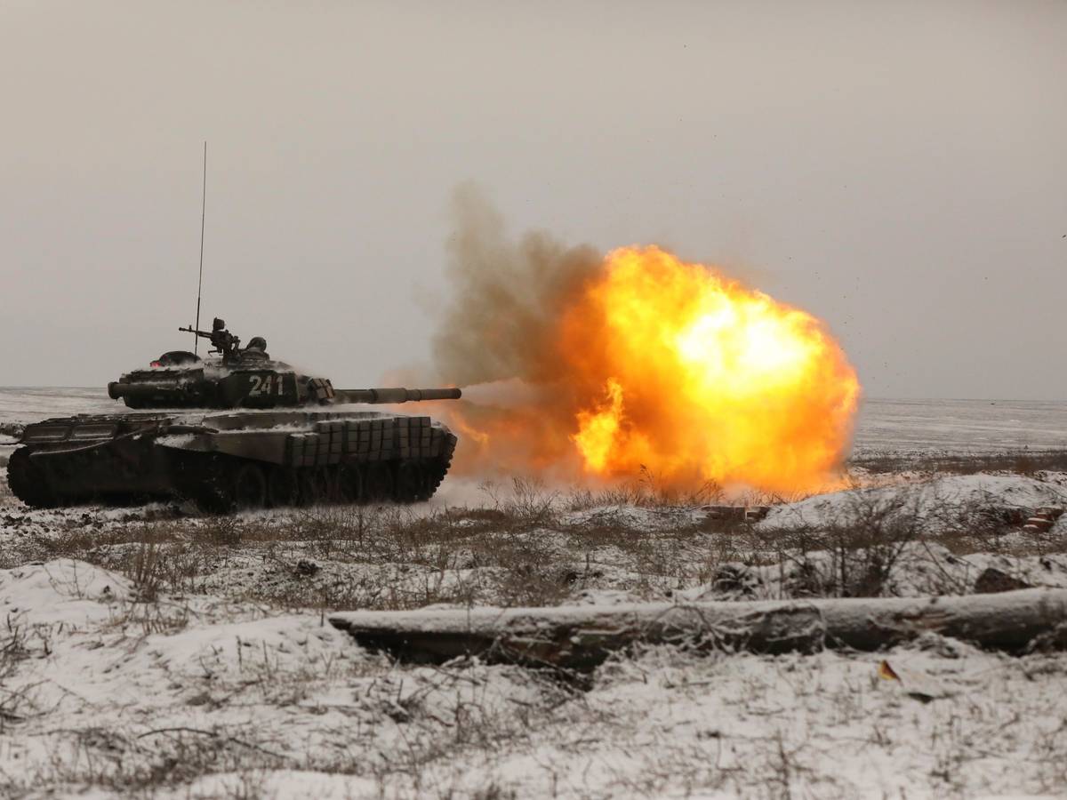 Ein russischer Panzer T-72B3 feuert am Mittwoch, 12. Januar 2022, während einer Übung auf dem Kadamovskiy-Schießplatz in Südrussland. Russland hat rund 100.000 Soldaten an der Grenze zur Ukraine aufmarschieren lassen.