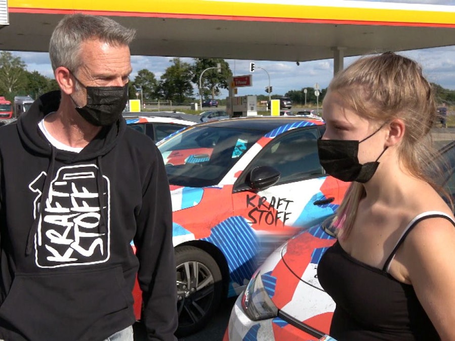 Loredana will endlich ihreFührerscheinprüfung meistern. Es steht nur noch eine letzte Fahrstunde an und dann kann sie zur theoretischen und praktischen Prüfung antreten.