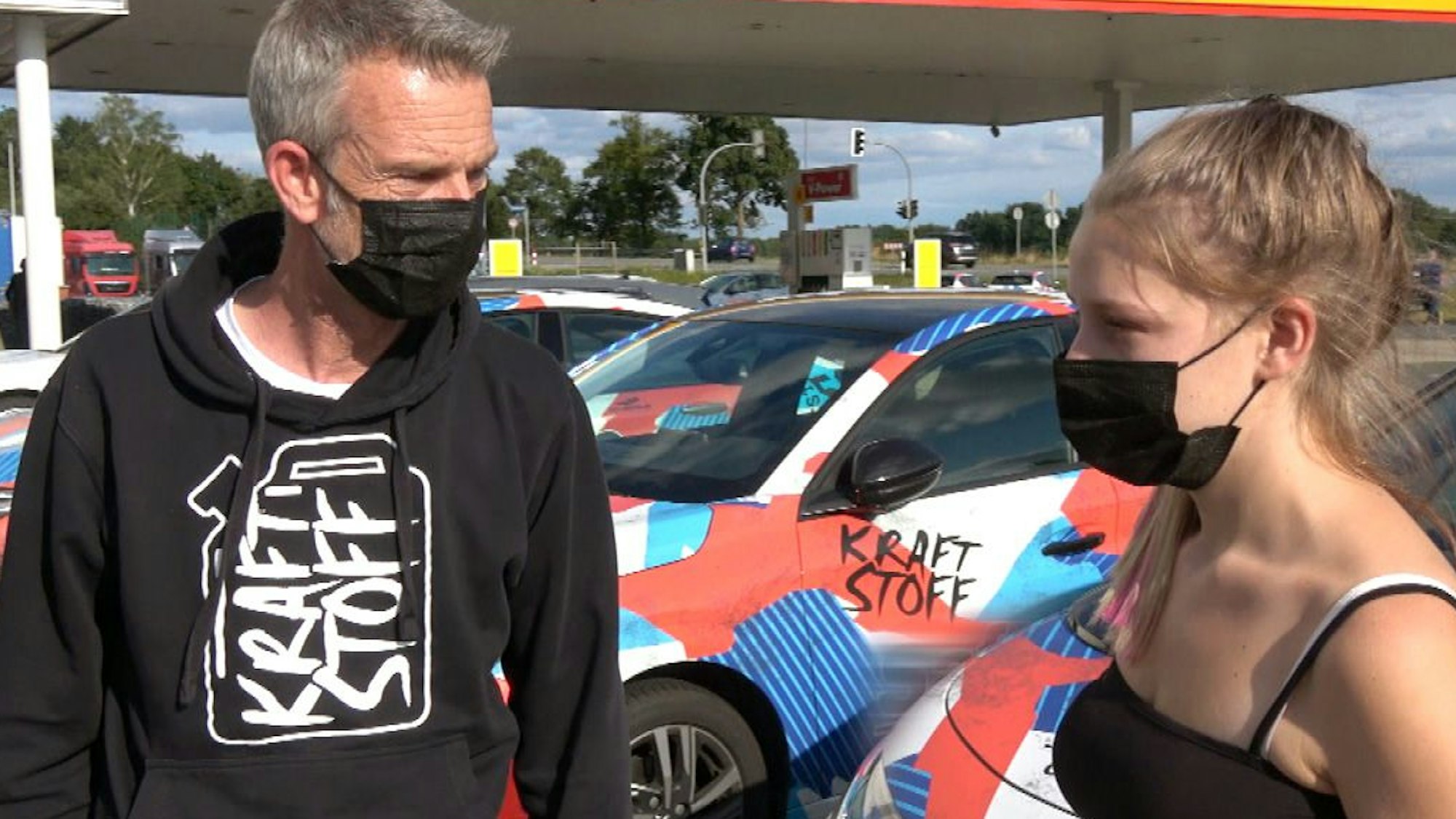 Loredana will endlich ihreFührerscheinprüfung meistern. Es steht nur noch eine letzte Fahrstunde an und dann kann sie zur theoretischen und praktischen Prüfung antreten.