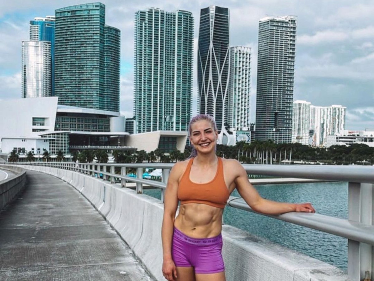 Lidia Barto vor der Skyline von Miami. Hier findet das Wodapalooza statt.