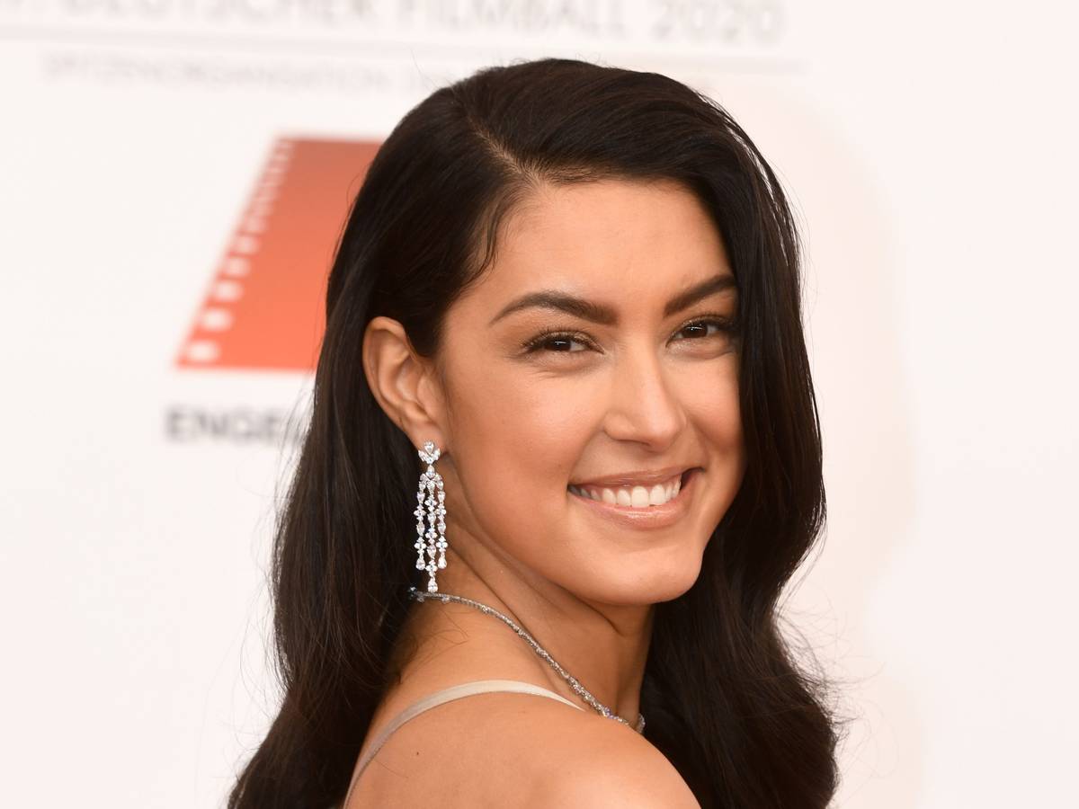 Rebecca Mir, Model, kommt zum 47. Deutschen Filmball ins Hotel Bayerischer Hof.