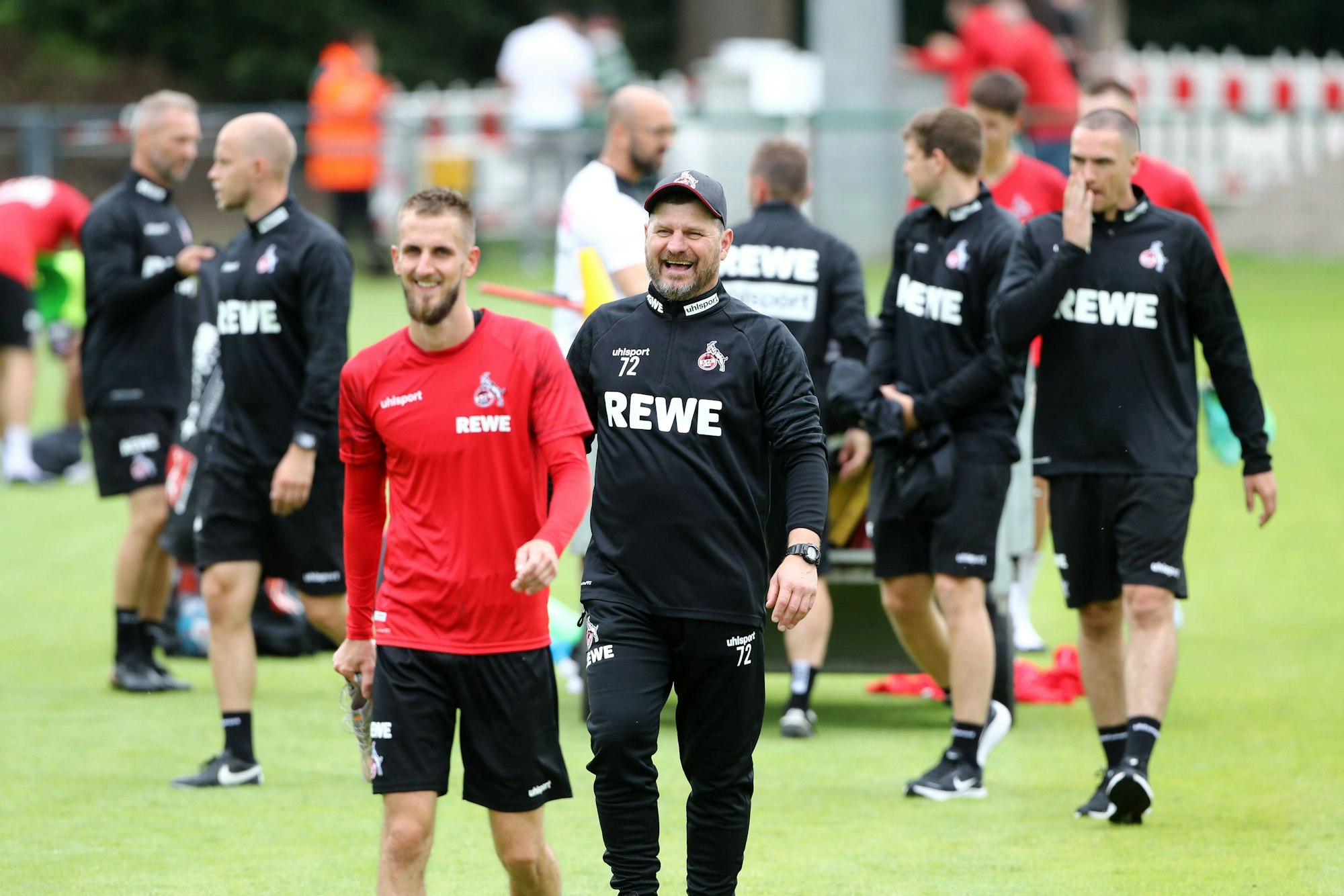 Dominick Drexler lacht mit Steffen Baumgart.