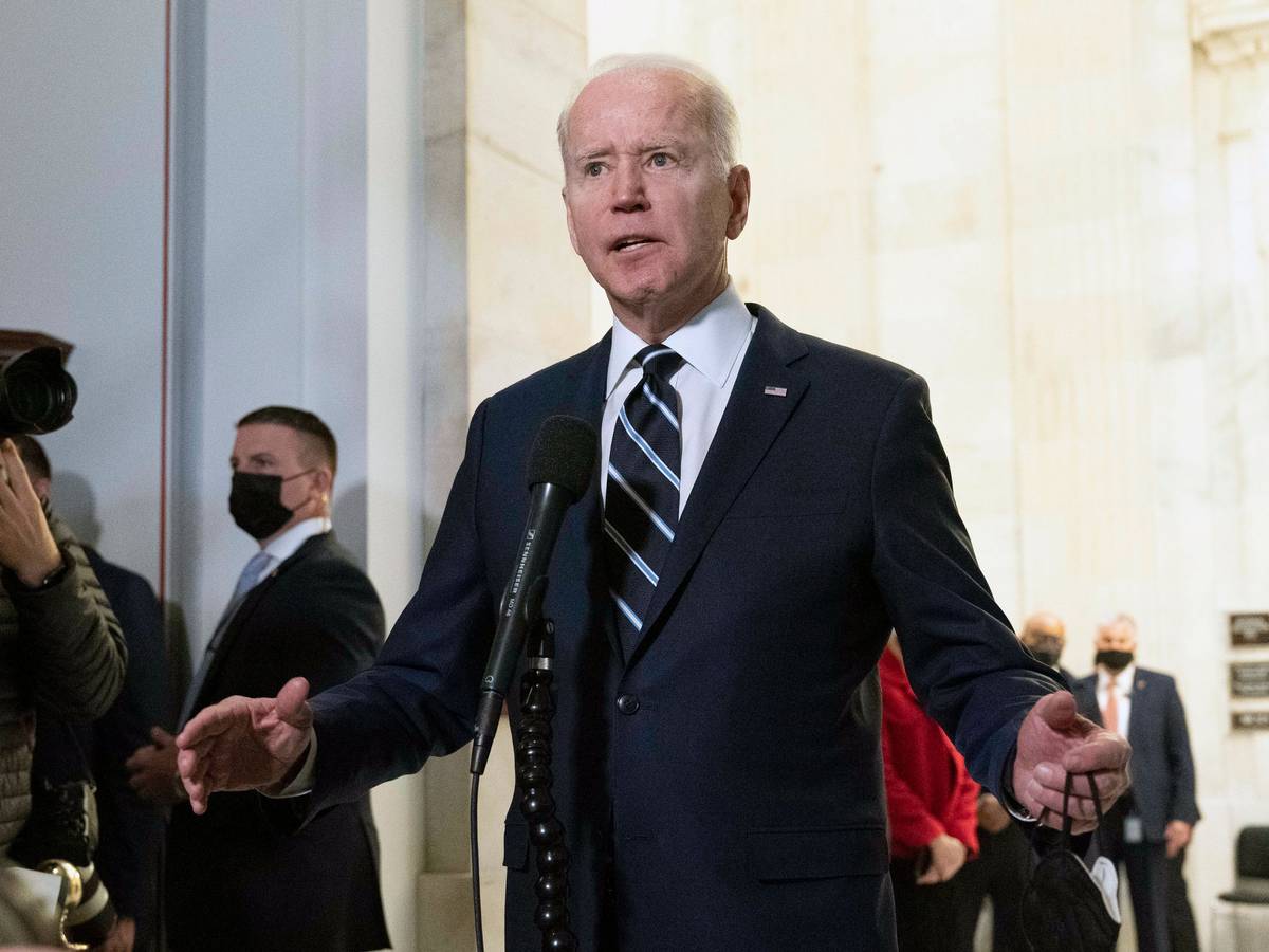 Joe Biden, Präsident der USA, spricht mit Journalisten nach einem Treffen mit den Demokraten des Senats auf dem Capitol Hill.