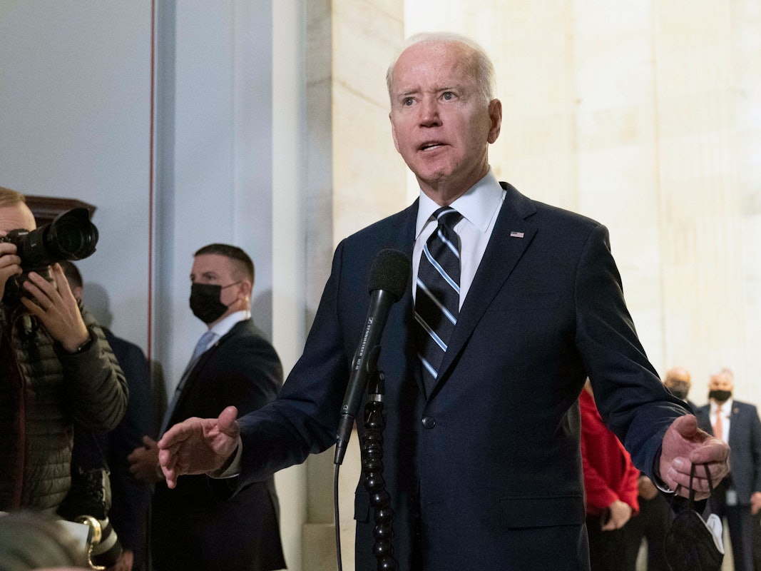 Joe Biden, Präsident der USA, spricht mit Journalisten nach einem Treffen mit den Demokraten des Senats auf dem Capitol Hill.
