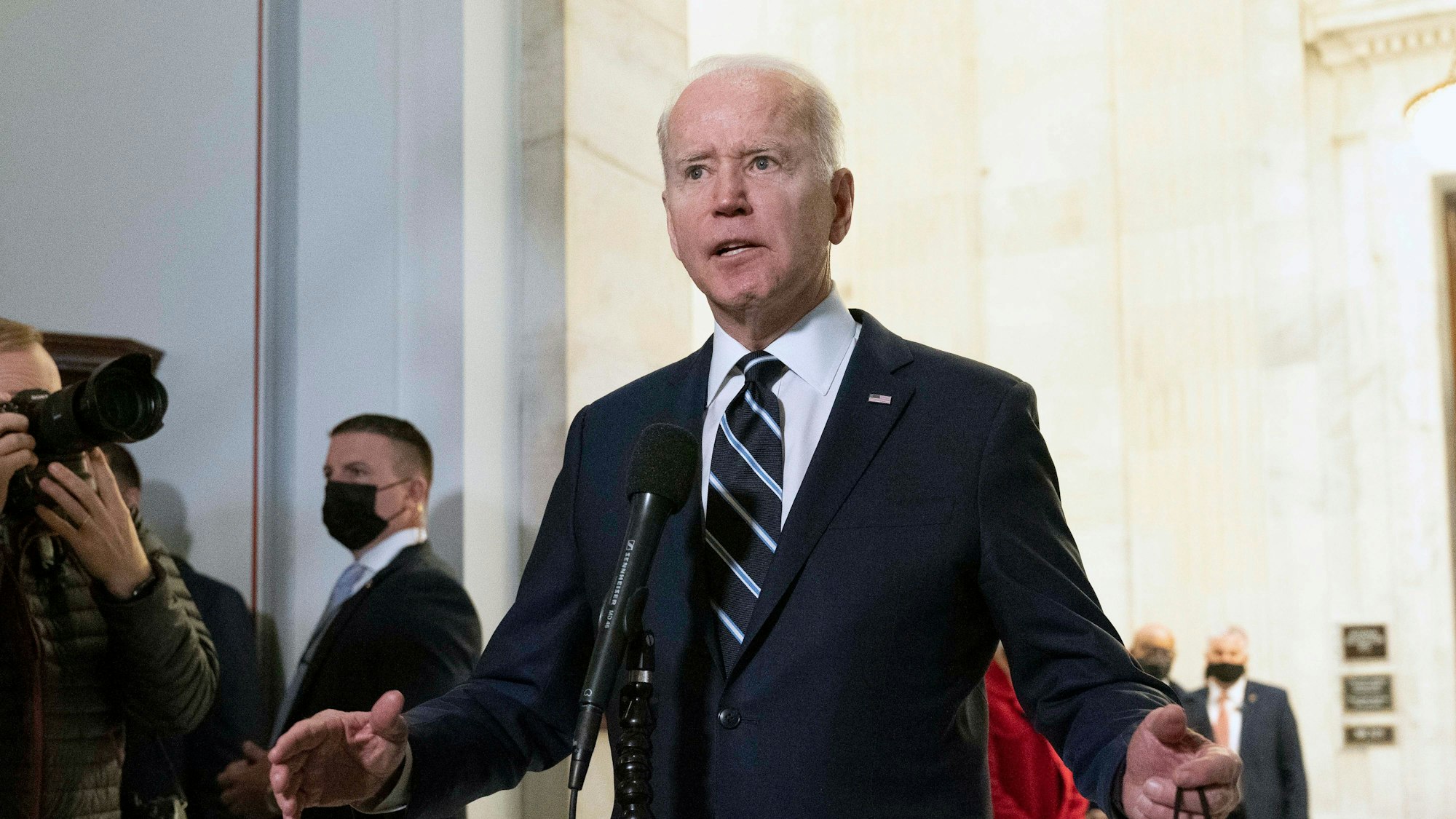 Joe Biden, Präsident der USA, spricht mit Journalisten nach einem Treffen mit den Demokraten des Senats auf dem Capitol Hill.