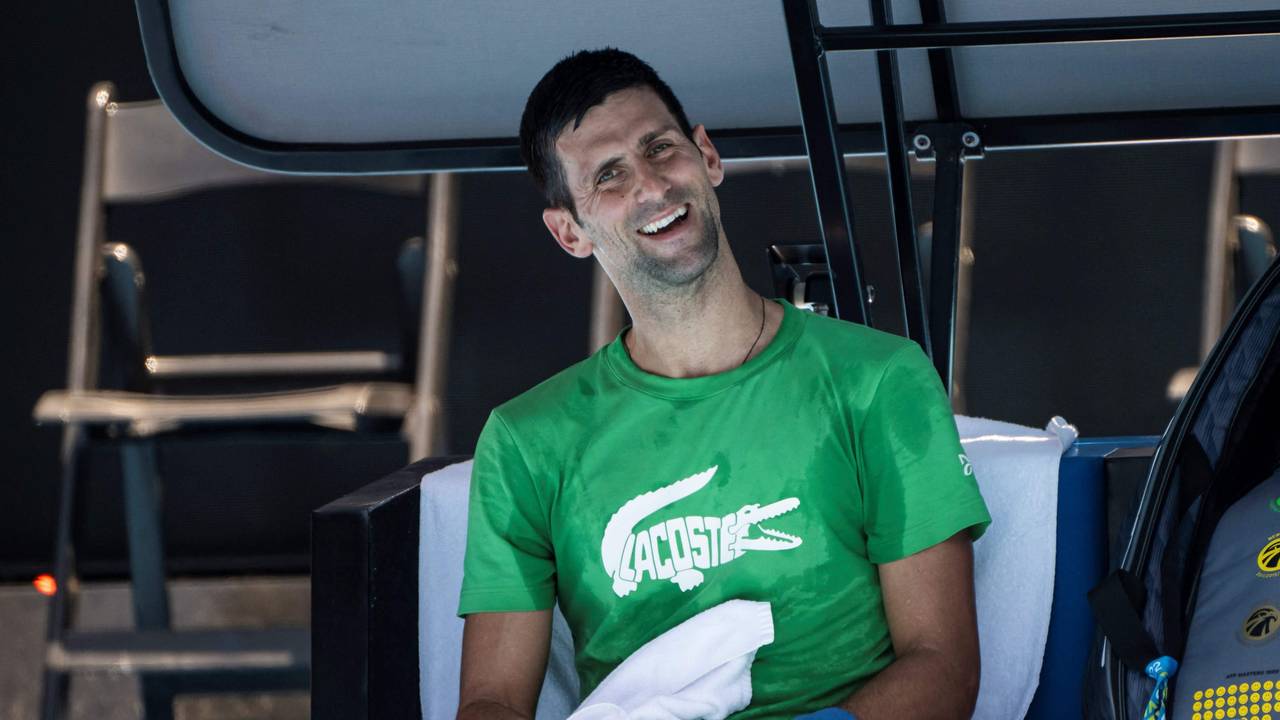 Novak Djokovic lacht während einer Pause im Training in die Kamera.