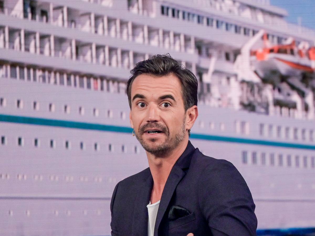 Der Moderator Florian Silbereisen sitzt bei der Aufzeichnung des großen Jahresrückblicks „Menschen 2019“ auf der Bühne. Im Hintergrund ist das ZDF-„Traumschiff“ zu sehen.
