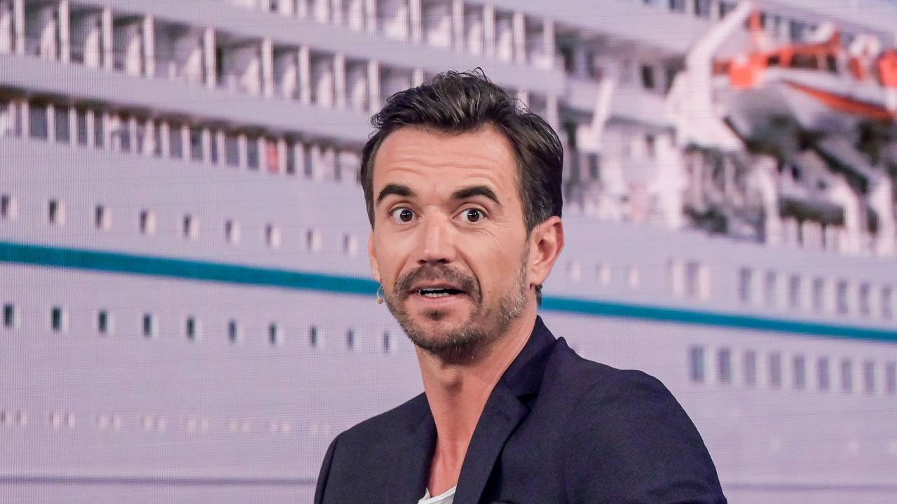 Der Moderator Florian Silbereisen sitzt bei der Aufzeichnung des großen Jahresrückblicks „Menschen 2019“ auf der Bühne. Im Hintergrund ist das ZDF-„Traumschiff“ zu sehen.
