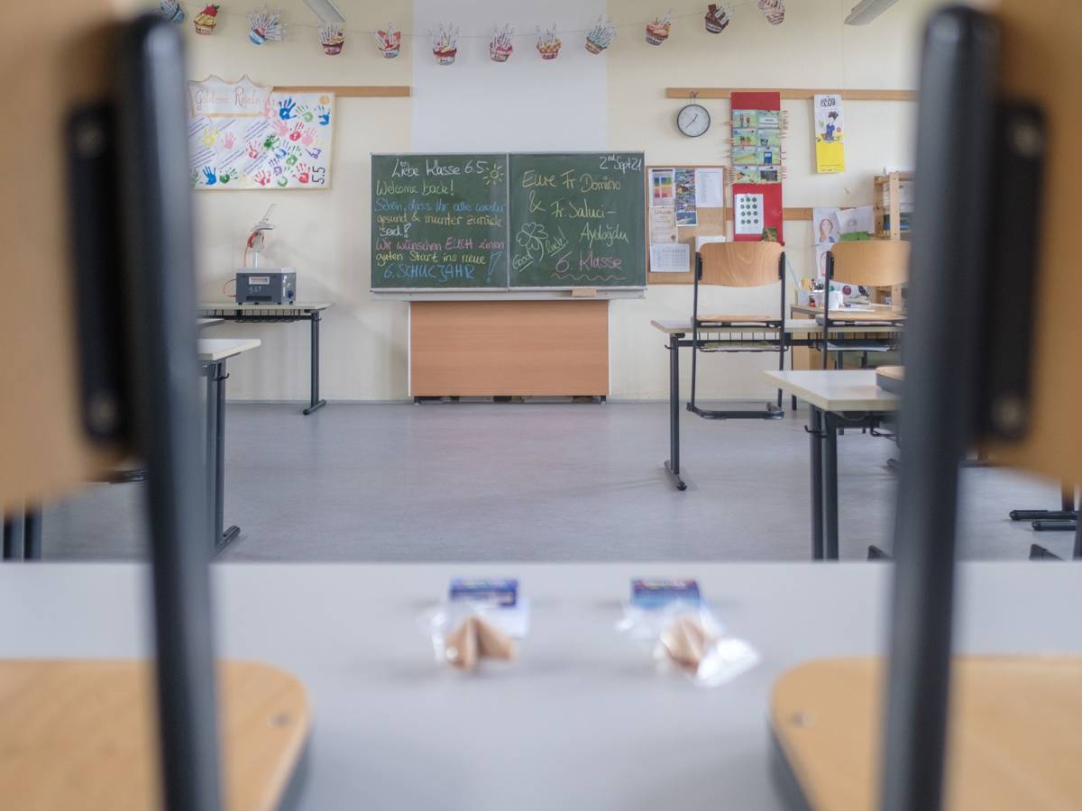 Auf der Tafel im Klassenraum der Robert Bosch Gesamtschule Hildesheim werden die Schüler der sechsten Klasse willkommen geheißen.