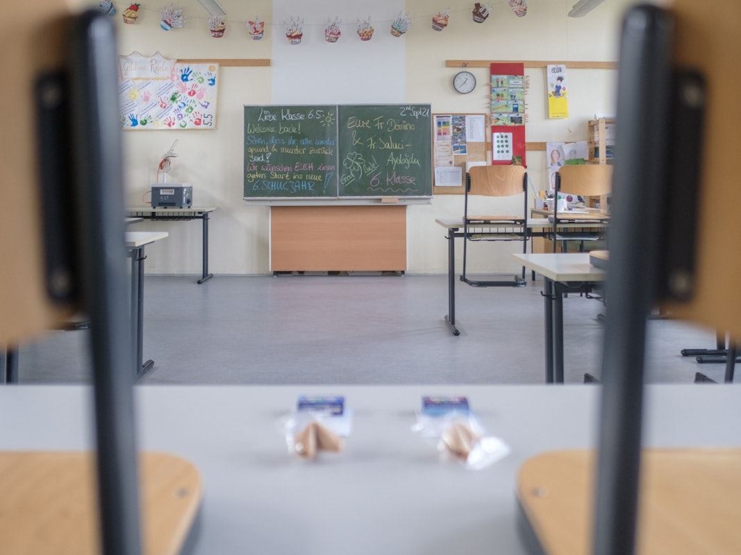 Auf der Tafel im Klassenraum der Robert Bosch Gesamtschule Hildesheim werden die Schüler der sechsten Klasse willkommen geheißen.
