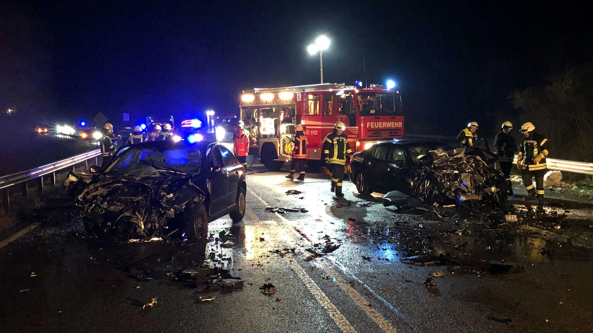 Die Feuerwehr war nach dem Unfall auf der B49 bis tief in die Nacht im Einsatz.