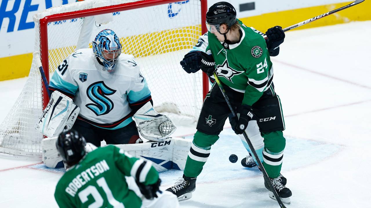 Dallas Stars-Stürmer Roope Hintz (24) lenkt einen Schuss von Stürmer Jason Robertson (21) am Torwart der Seattle Kraken, Philipp Grubauer (31), während des ersten Drittels ab.