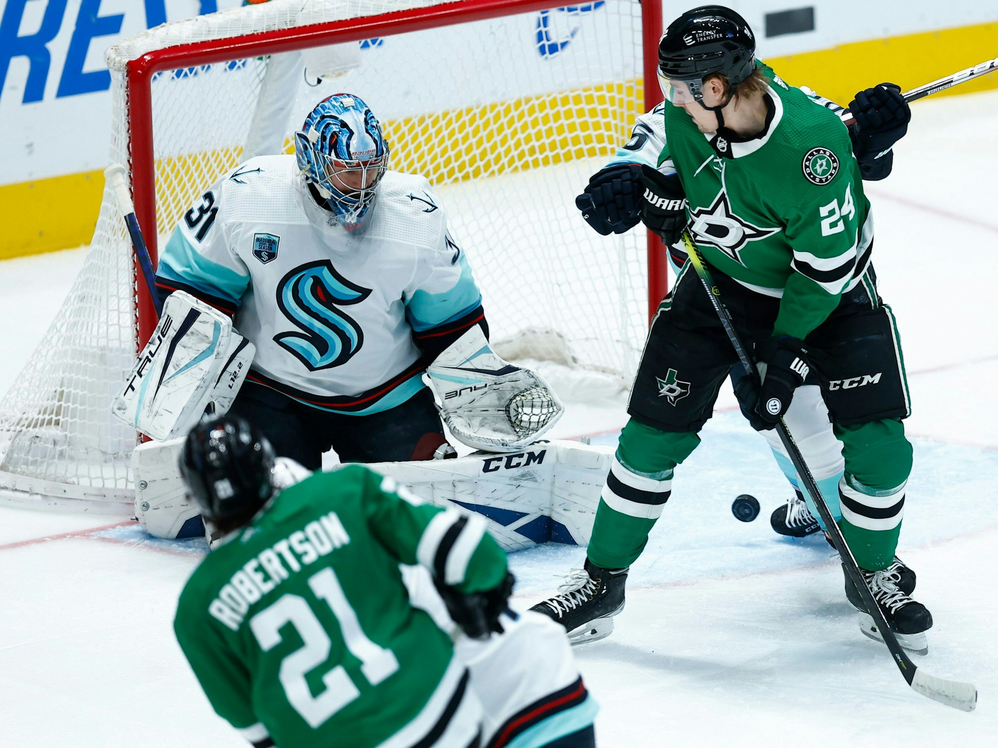 Dallas Stars-Stürmer Roope Hintz (24) lenkt einen Schuss von Stürmer Jason Robertson (21) am Torwart der Seattle Kraken, Philipp Grubauer (31), während des ersten Drittels ab.